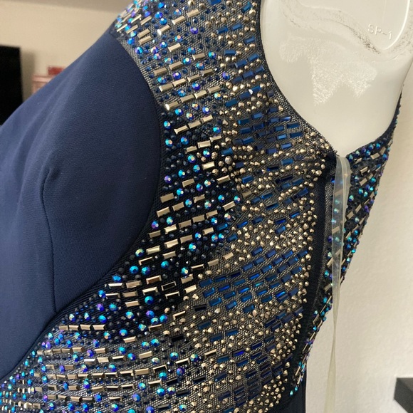 New elegant long dress with built-in bra. - Picture 5 of 9